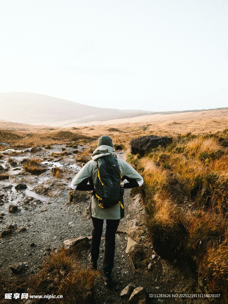 徒步者穿行于荒野小径