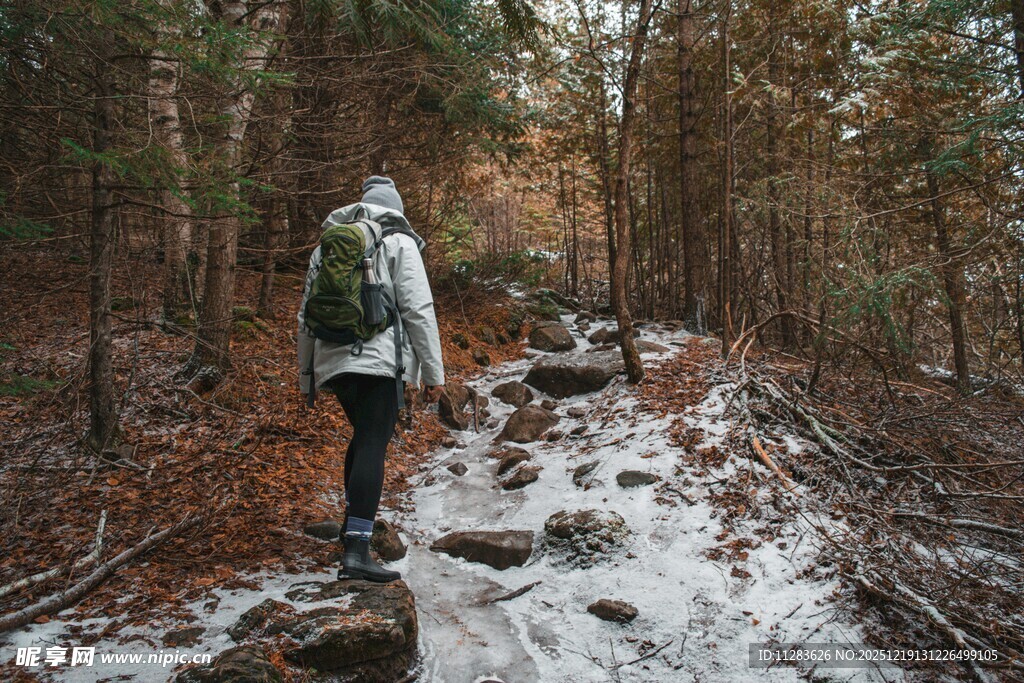 徒步者穿行于林间雪地