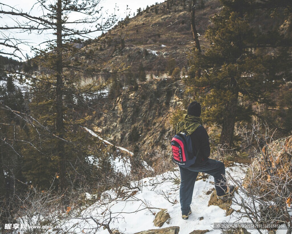 雪地徒步者的山间探索