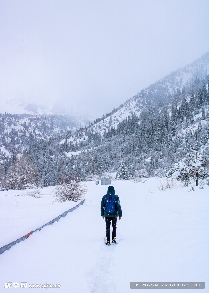 雪地独行的徒步者