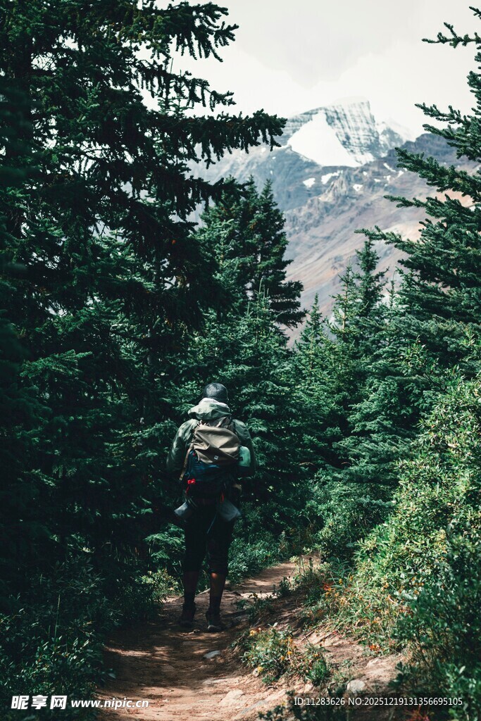 山林间的徒步者