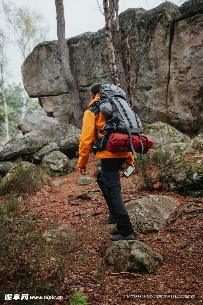 徒步者山林间负重前行