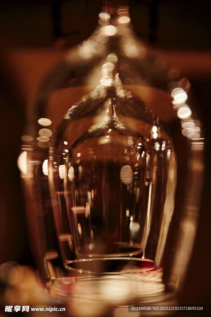 酒吧内排列的精美酒瓶