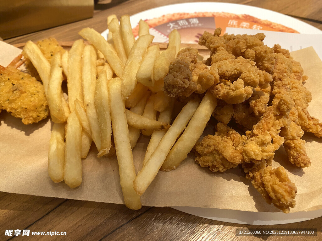 美味炸鸡配薯条