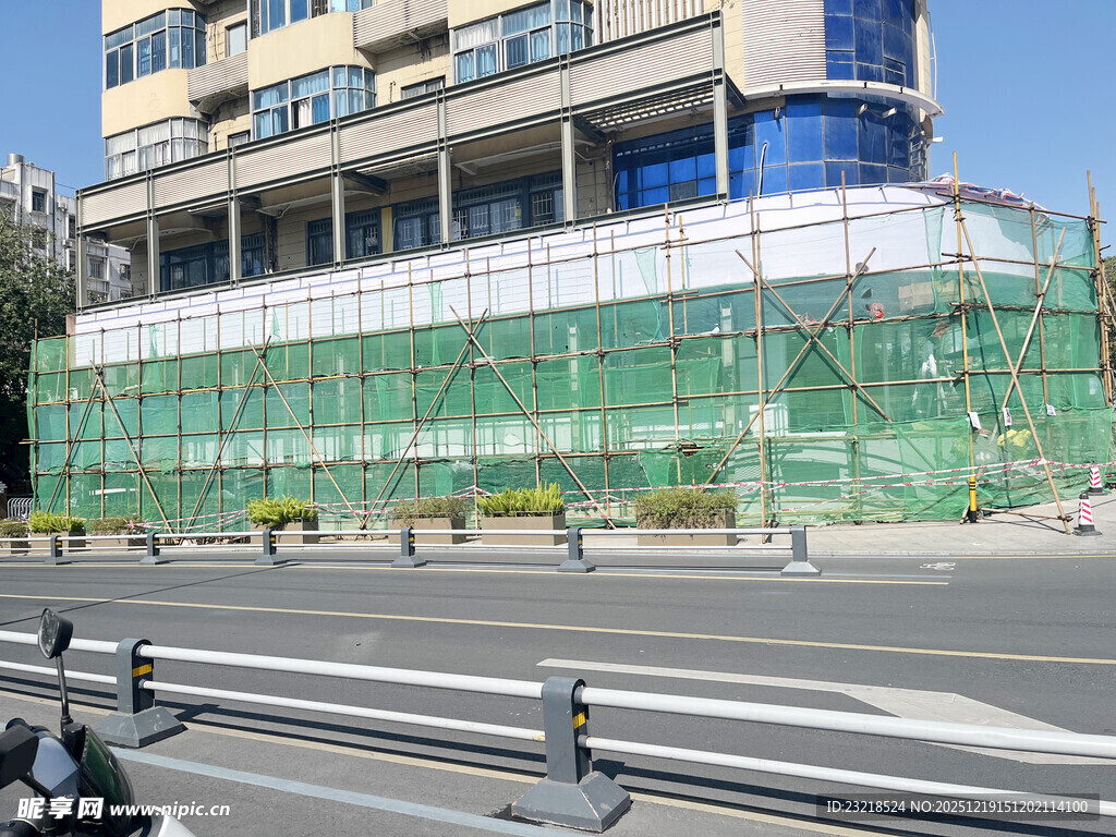 城市建筑外墙施工场景