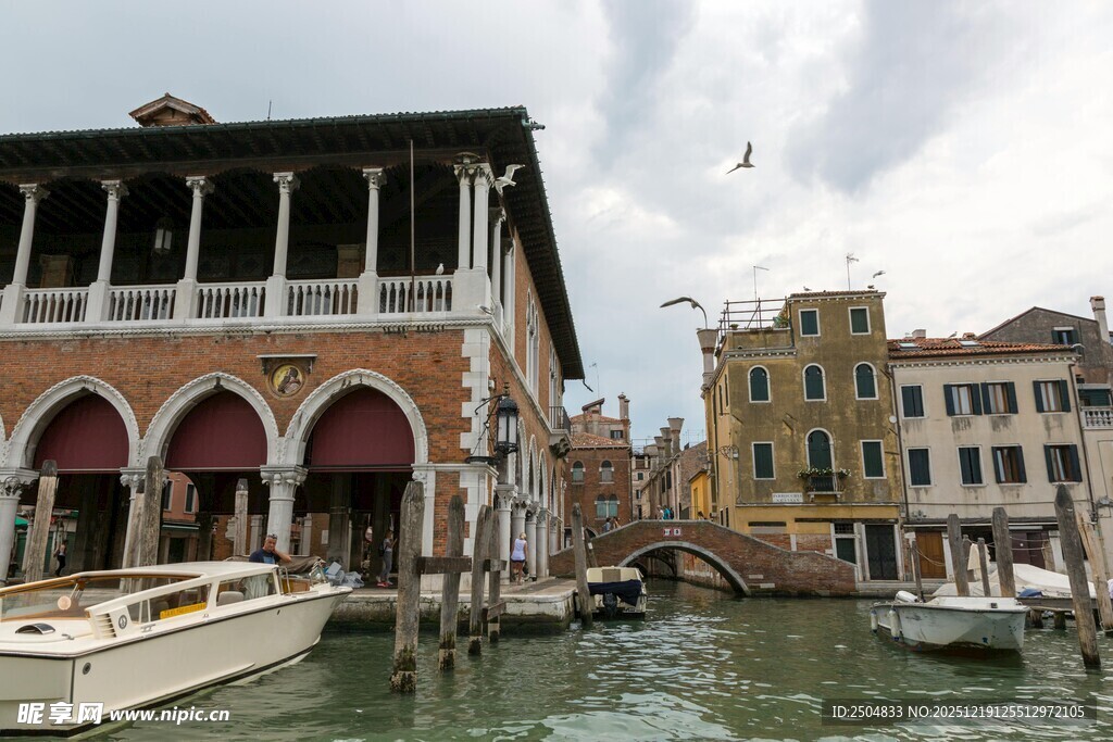 威尼斯河畔的古典建筑