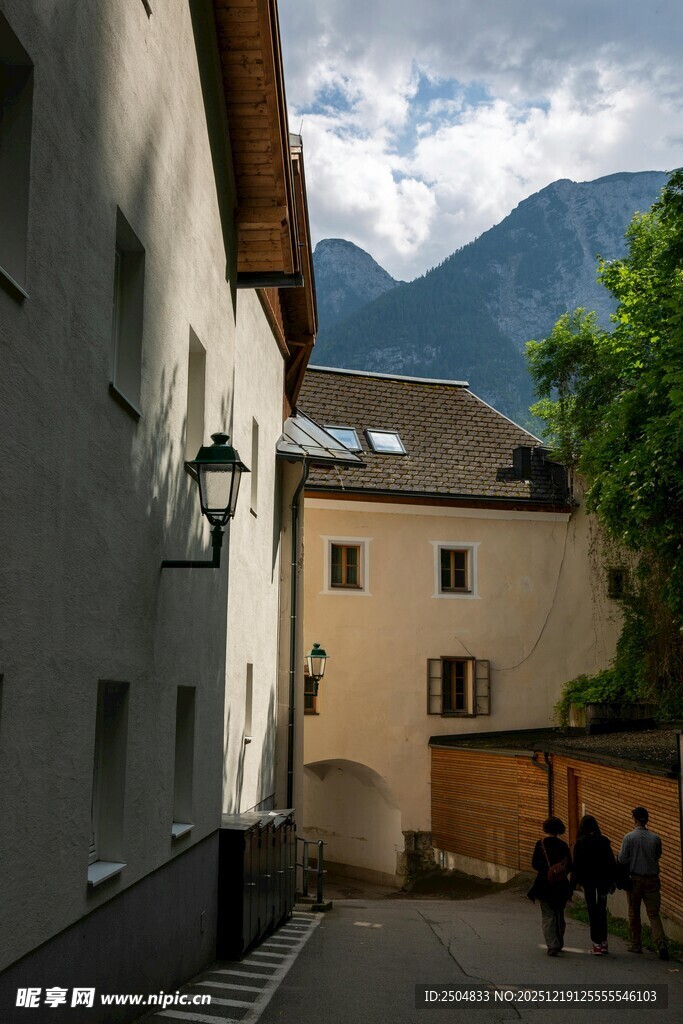 山间小巷行人漫步
