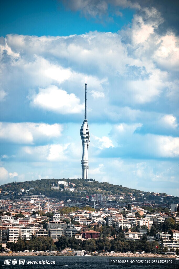 城市中的高耸电视塔景观