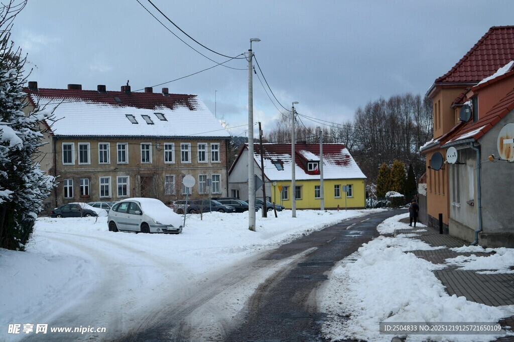 冬日雪后宁静的乡村街道