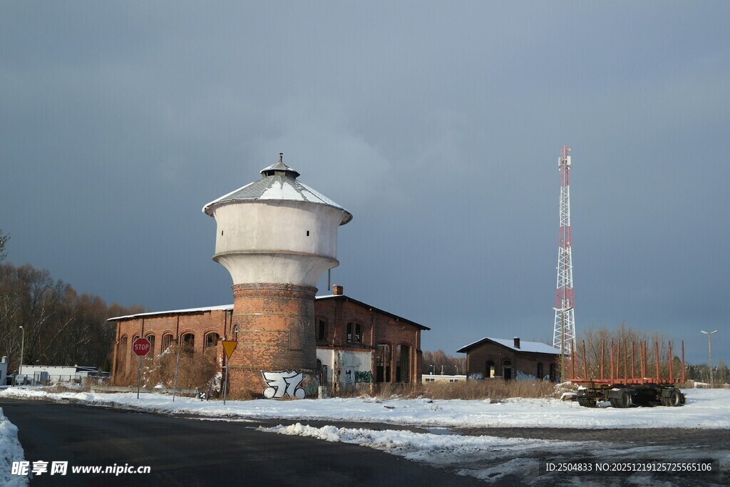 冬日雪景中的古老水塔