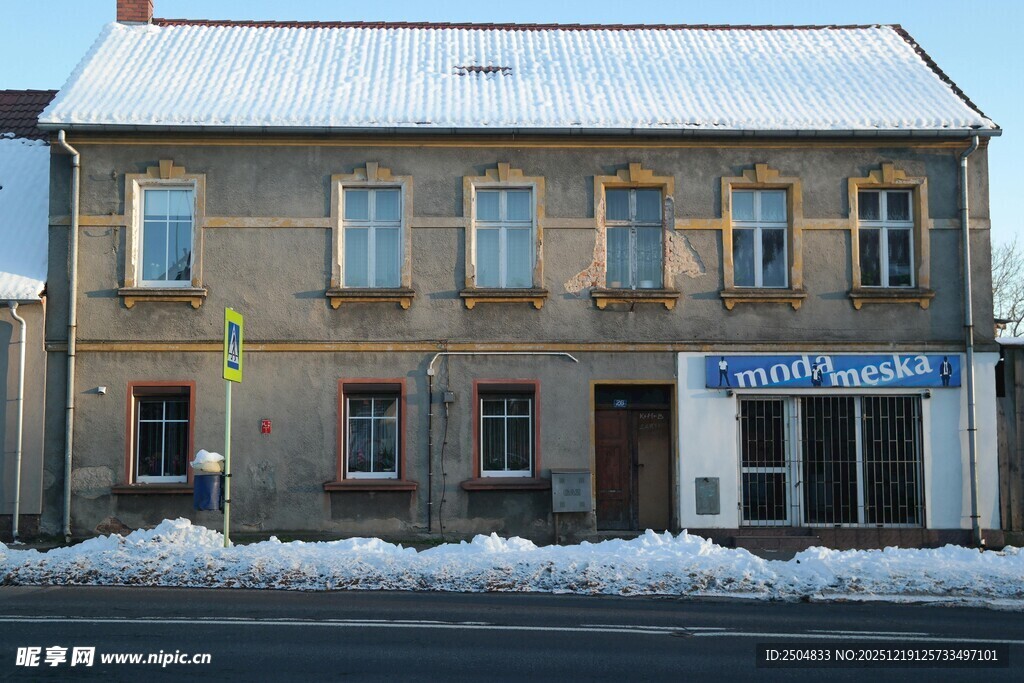冬日街边的多层建筑