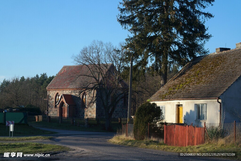 乡村宁静小道旁的房屋