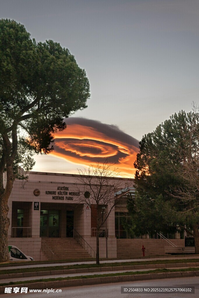 夕阳下的建筑与葱郁树木