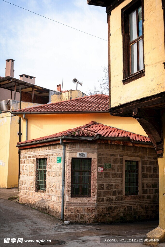 古朴小巷中的特色建筑