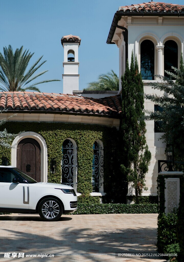 豪华别墅前的白色车辆