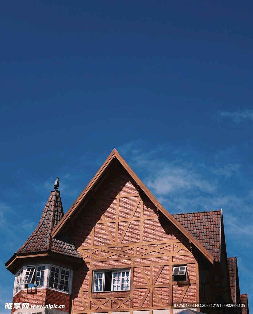 红砖尖顶屋 蓝天相伴