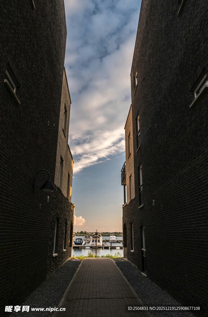 狭窄巷道通向开阔天际