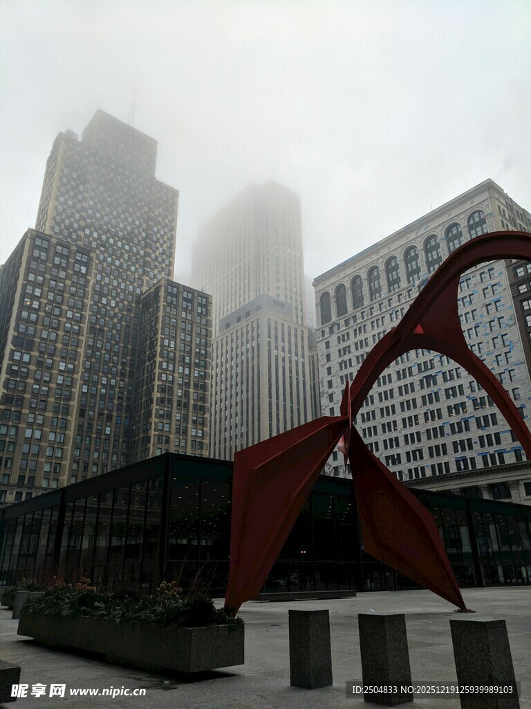 雾中城市雕塑景观