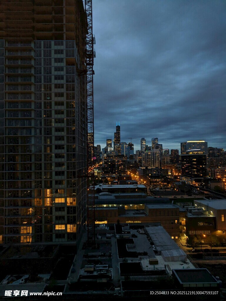 夜幕下的城市高楼景观