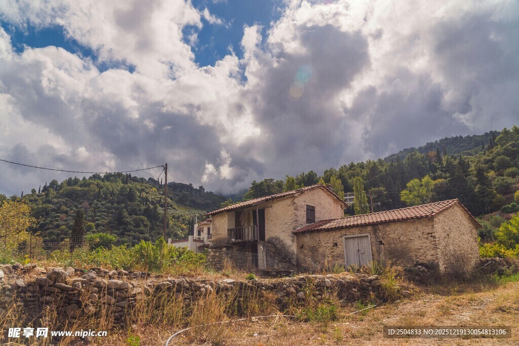 山间古朴农舍 云绕青山