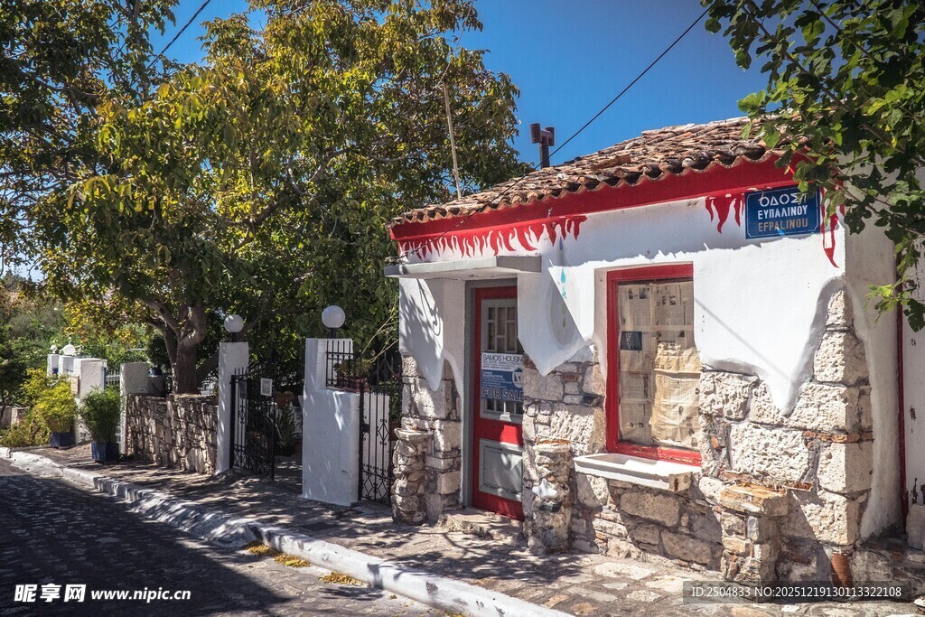 街边的白色小屋