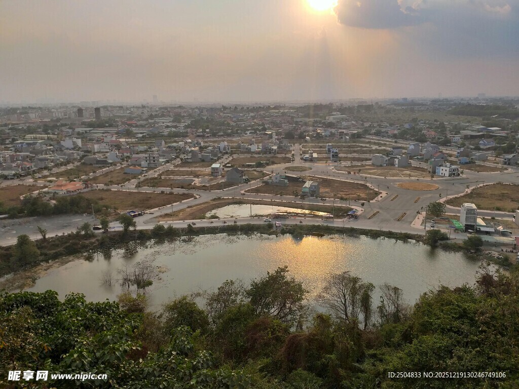 城市河畔日出美景