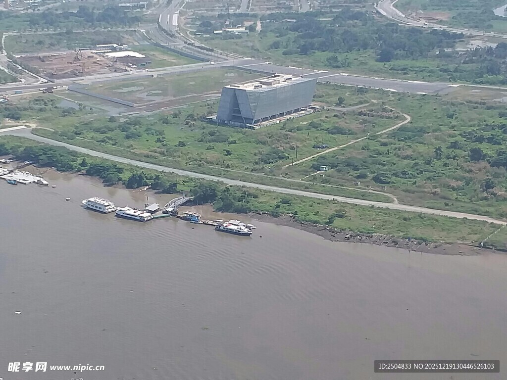 河畔景观与停泊船只