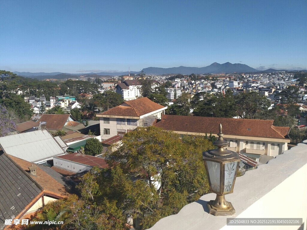 俯瞰城郊多彩房屋景致