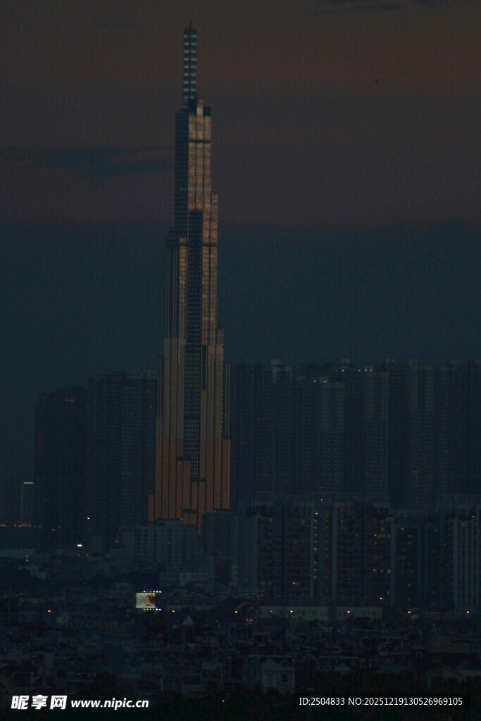 夜幕下的城市高楼景观