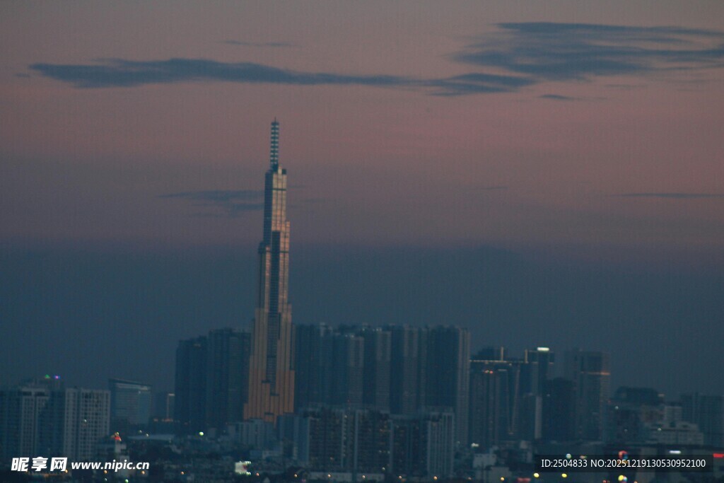 黄昏下的城市摩天大楼