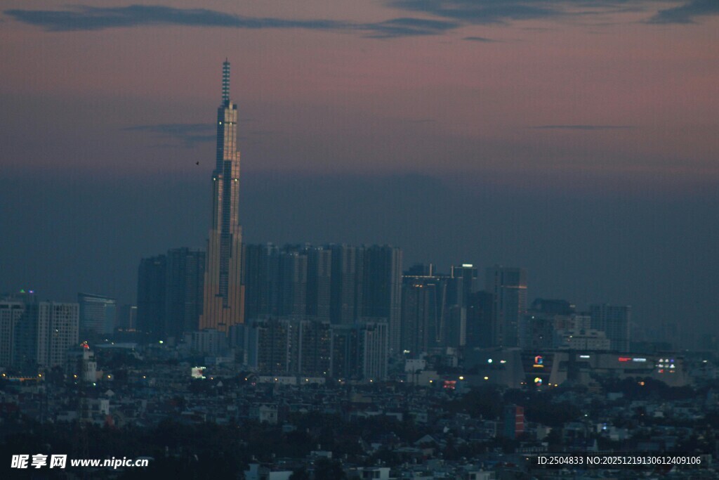 黄昏下的城市摩天大楼