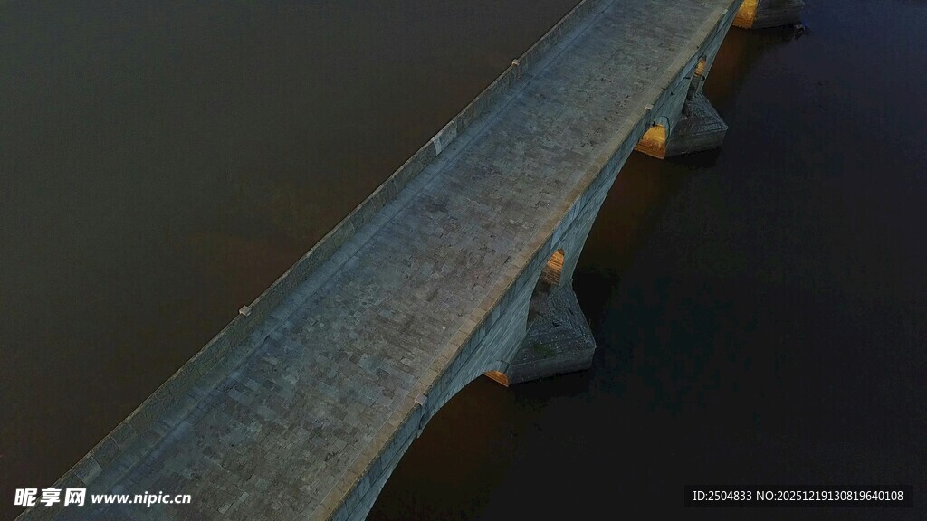 俯瞰长桥横跨水面