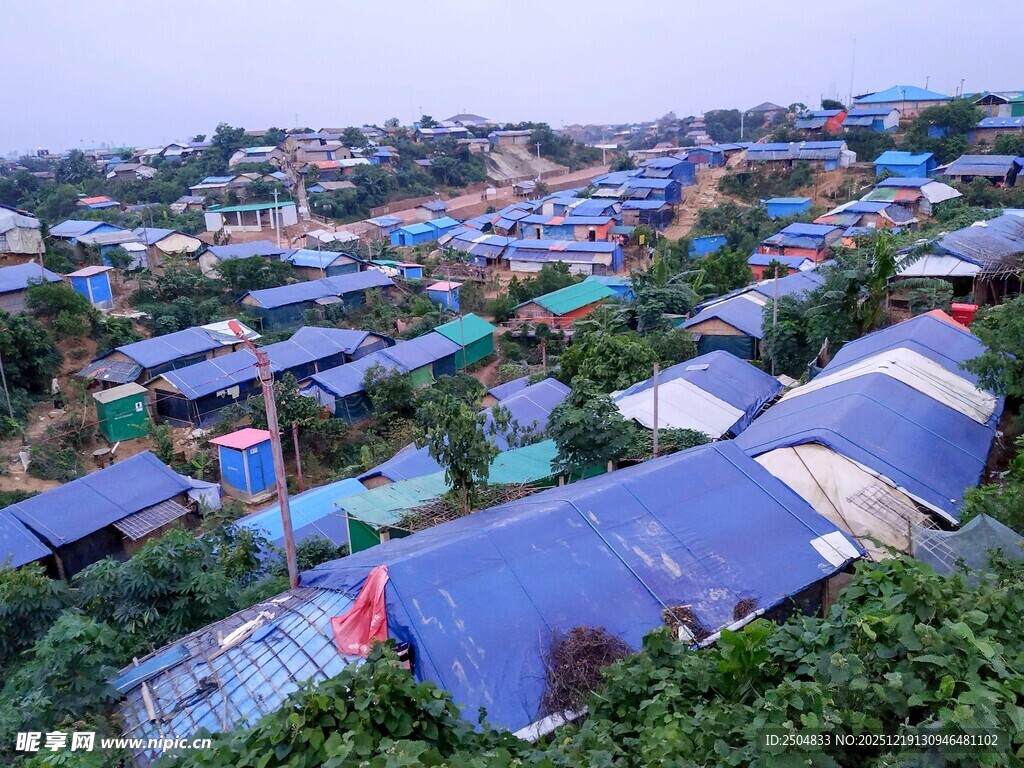 俯瞰多彩帐篷营地