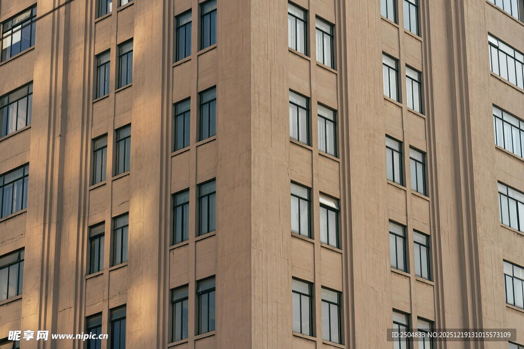 高楼立面的窗户景观