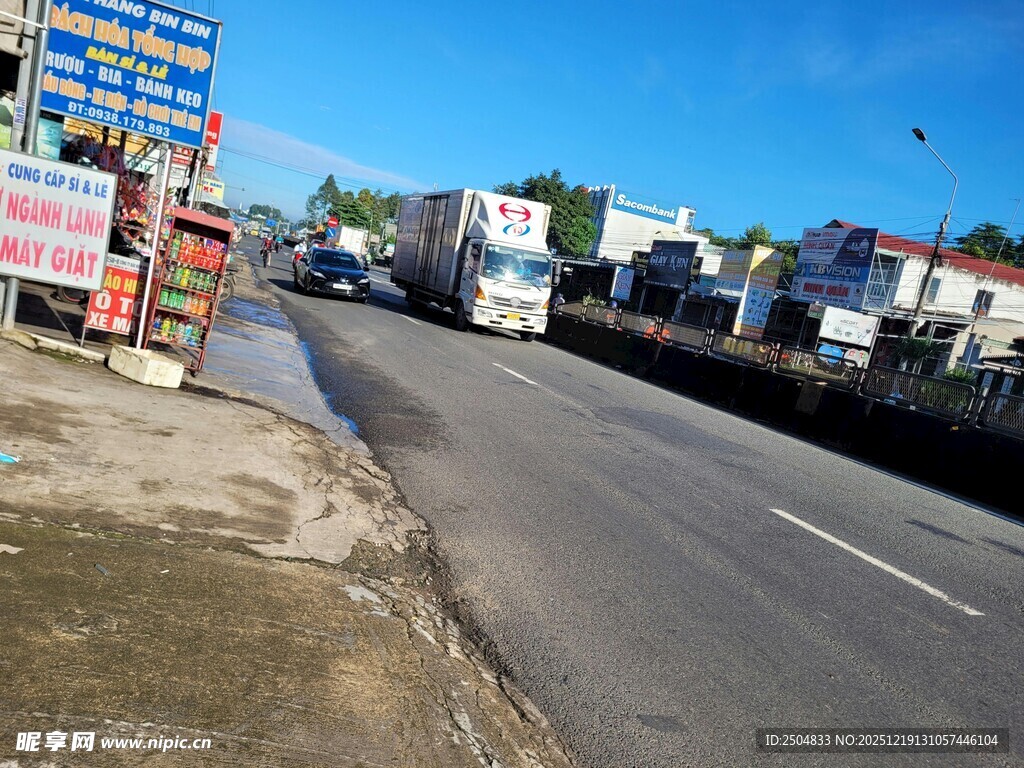 公路边繁忙的货运场景