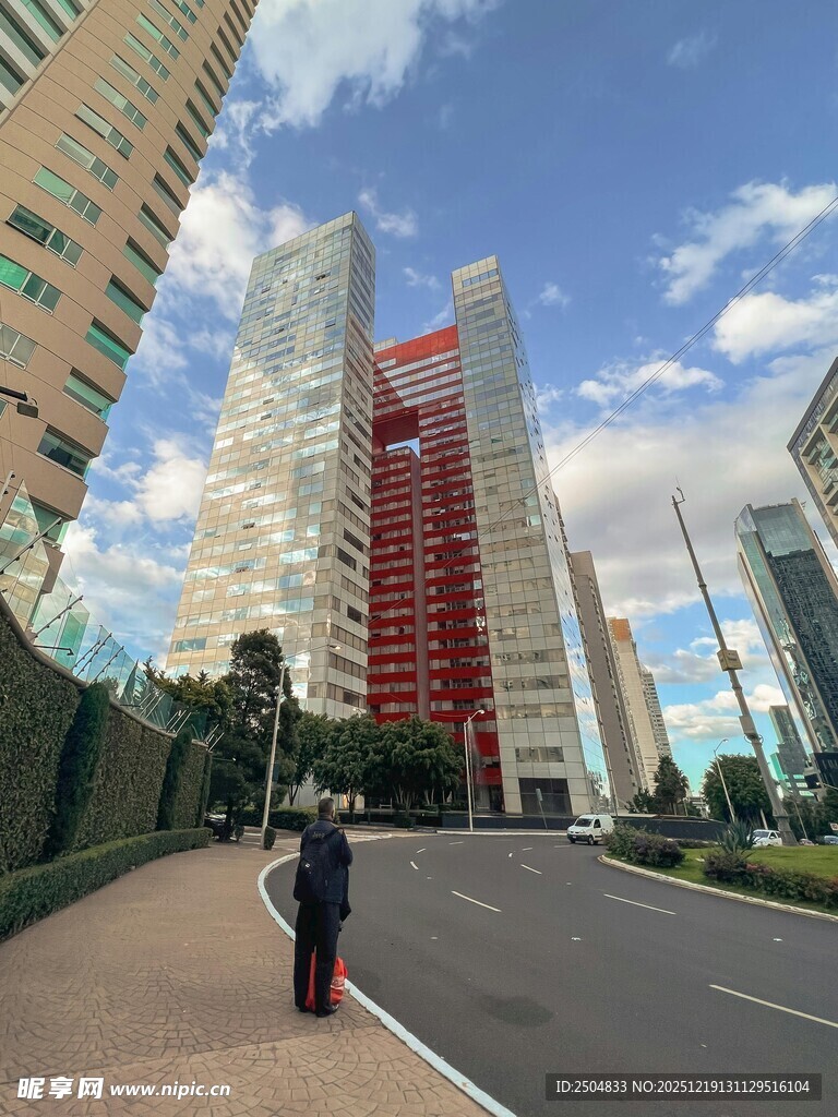 城市街道边的高楼与行人