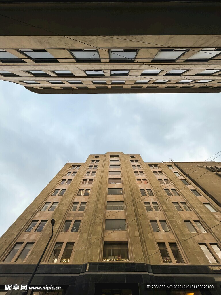 仰视视角下的多层建筑