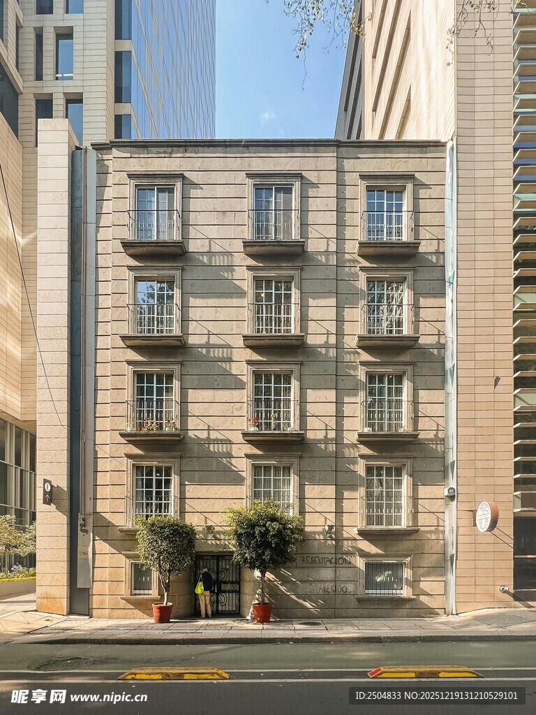 城市中的多层建筑外观