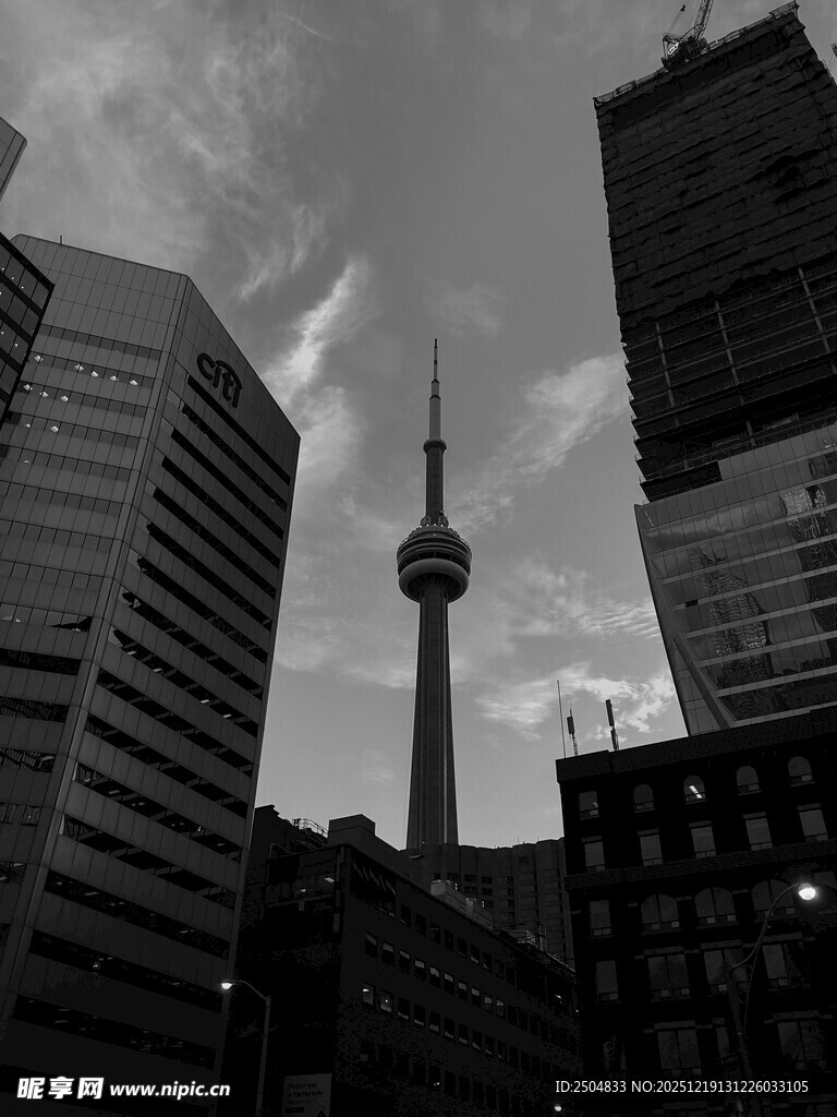 城市高楼间的高耸电视塔