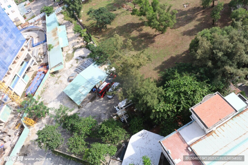 俯瞰多彩屋顶与绿植景观