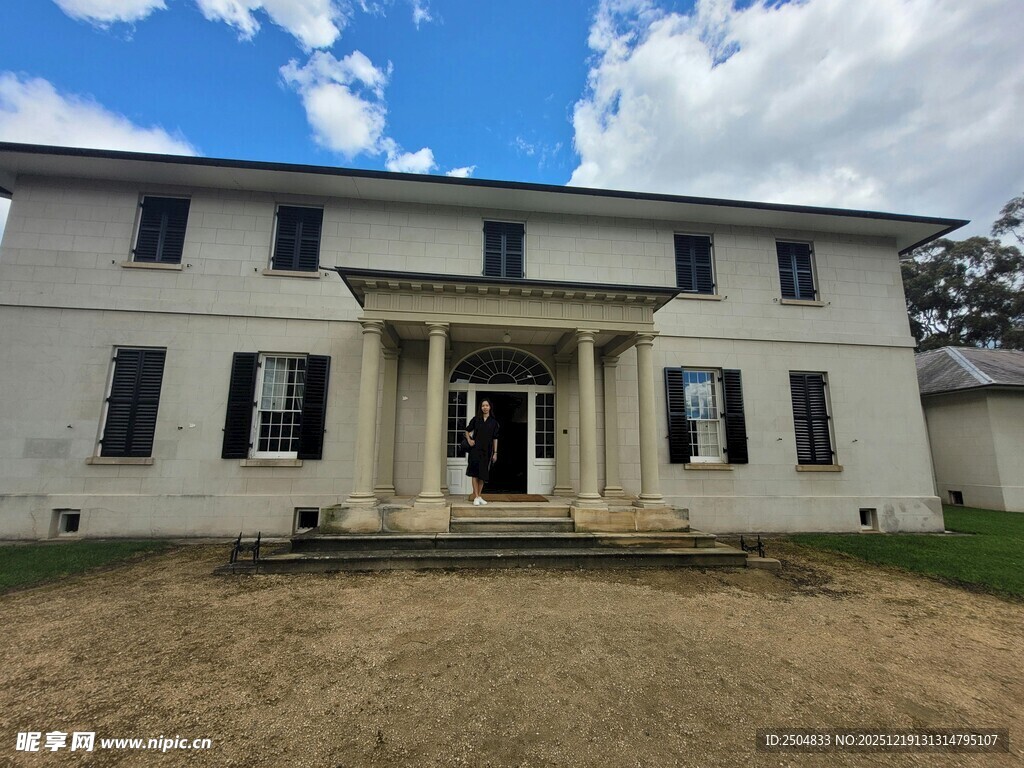 优雅白色独栋别墅外观