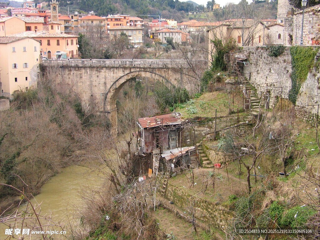 古老石桥下的河畔景致