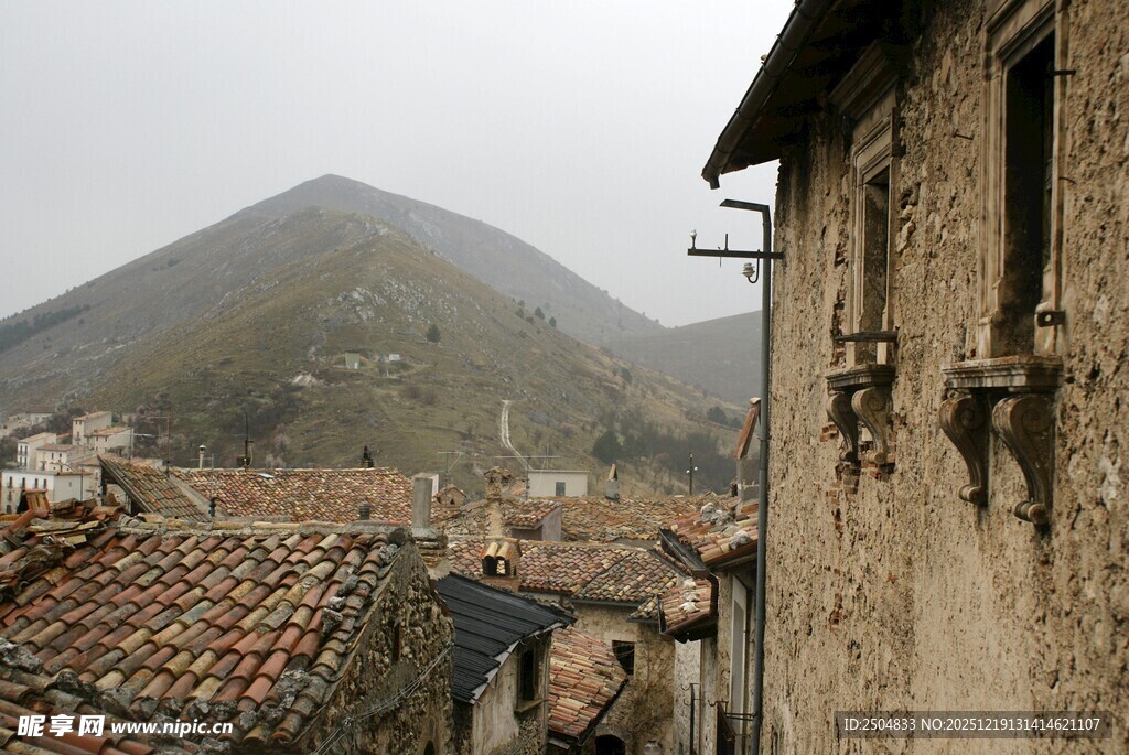 山间古朴村落景象