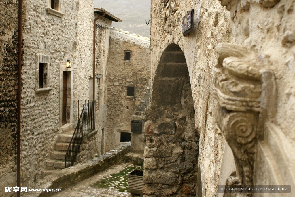 古老小巷中的石雕与建筑