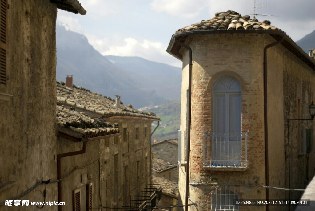 古老小巷中的欧式建筑