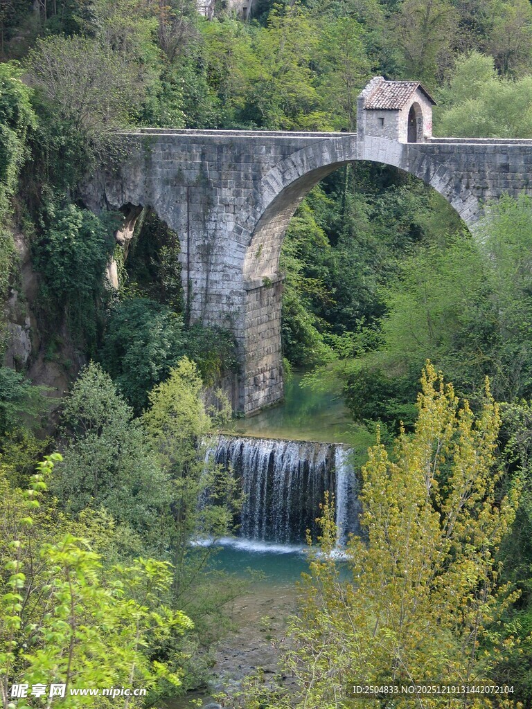 山间石桥下的美丽瀑布景观