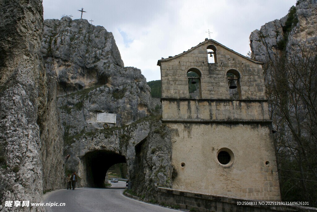 山间古老建筑与隧道景观
