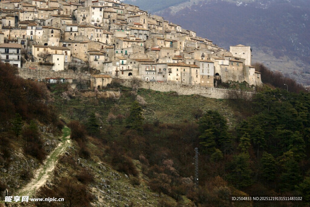 山坡上的古朴村庄