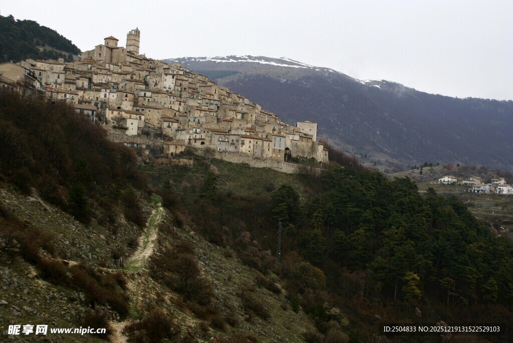 山坡上的古老村庄风景