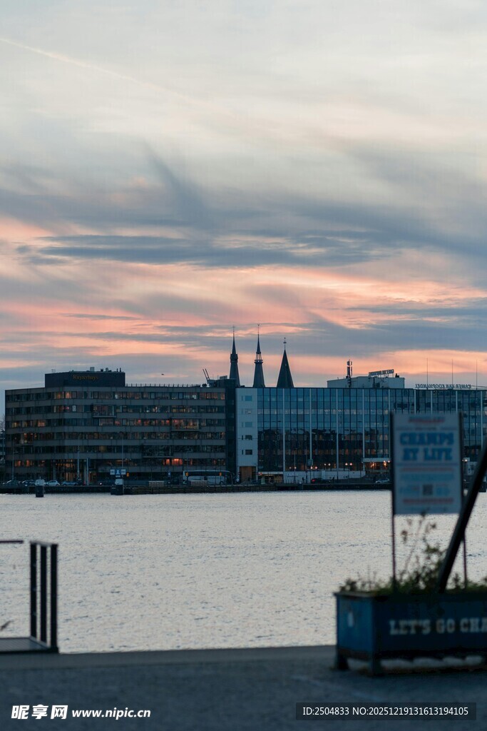 黄昏下的城市滨水景观